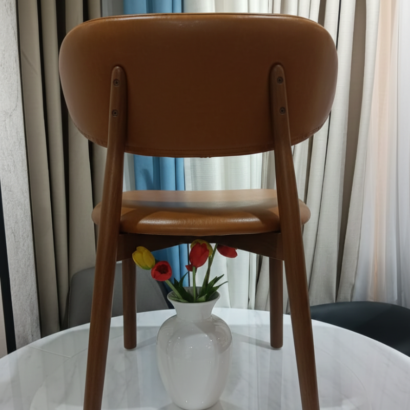 Curved backrest for maximum support.